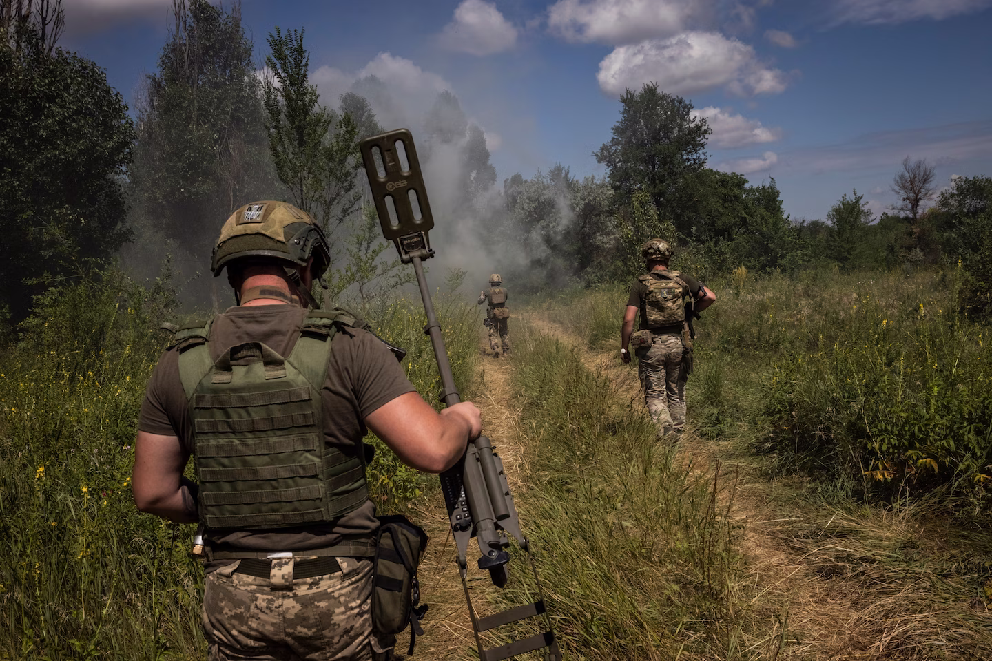 Військовослужбовці беруть участь у навчанні з розмінування